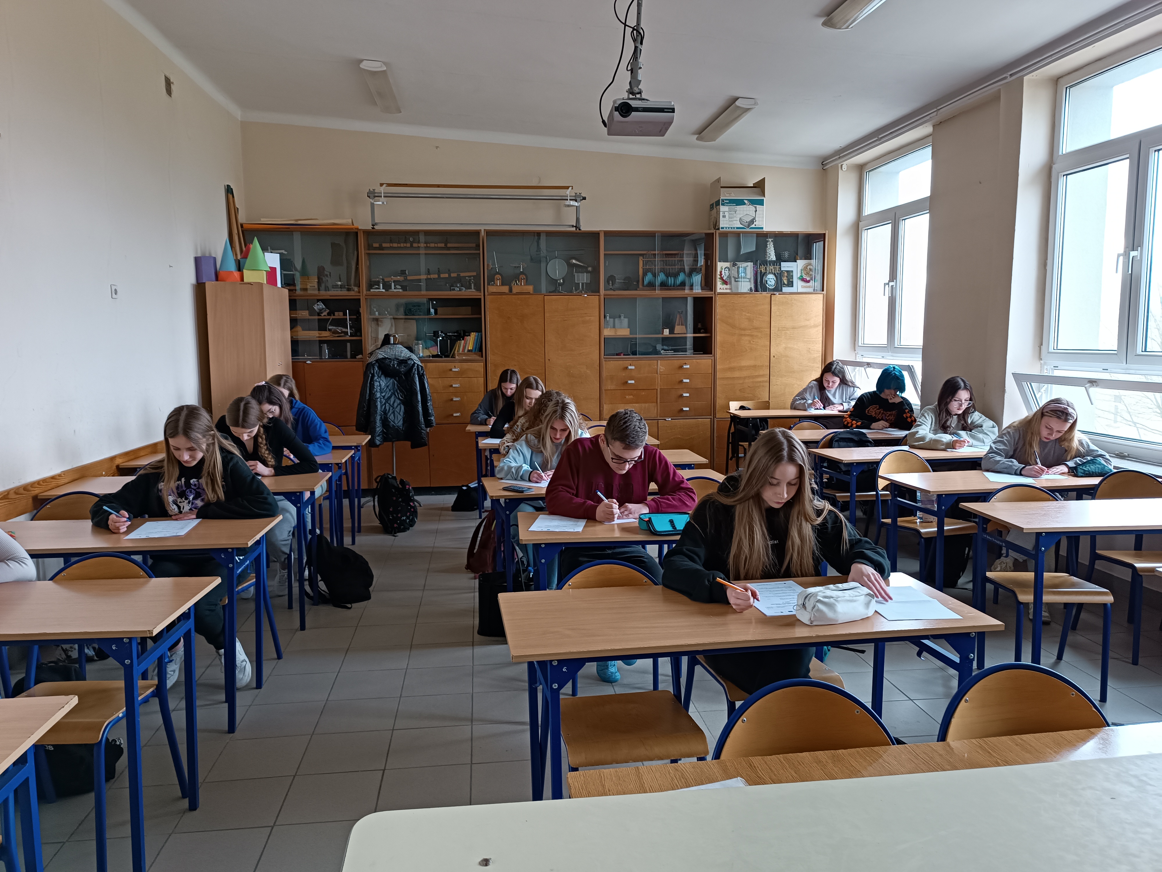 Uczniowie I Liceum Ogólnokształcącego podczas pisania testu kompetencji