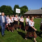 Korowód dożynkowy w drodze na Mszę Świętą