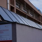 Specjalny Ośrodek Szkolno_Wychowawczy dla Niepełnosprawnych Ruchowo w Busku-Zdroju_W marcu 2017 roku uruchomiono w obiekcie instalacje fotowoltaiczną oraz solarną. Były to ostatnie instalacje odnawialnych źródeł energii wykonane w ramach projektu na budynkach Powiatu Buskiego. Na zdjęciu kolektory słoneczne.