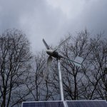 W skład zestawu wchodzą w pełni funkcjonalne instalacje  do podgrzewania wody oraz wytwarzania energii elektrycznej ze słońca oraz wiatru. 