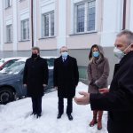 Na zdjęciu kolejno: Pani Aneta Chwalik – Dyrektor Powiatowego Centrum Pomocy Rodzinie, Wicestarosta – Stanisław Klimczak, Pan Andrzej Michalski, Dyrektor Oddziału Świętokrzyskiego, Państwowego Funduszu Rehabilitacji Osób Niepełnosprawnych w Kielcach, Pani Renata Szymańska – Gałązka - Dyrektor Domu Pomocy Społecznej w Gnojnie, Starosta – Jerzy Kolarz, członek zarządu powiatu – Tomasz Mierzwa