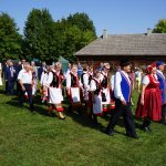 Korowód dożynkowy w drodze na Mszę Świętą