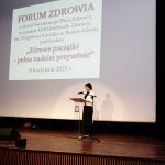 Prowadząca konferencję, na zdjęciu Irena Sobieraj starszy wizytator Kuratorium Oświaty w Kielcach