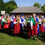 Korowód dożynkowy w drodze na Mszę Świętą