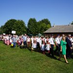 Korowód dożynkowy w drodze na Mszę Świętą