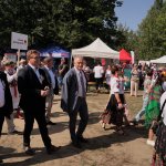 Korowód dożynkowy w drodze na część obrzędową