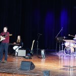 Występy uczniów z Zespołu Szkół Techniczno-Informatycznych w Busku-Zdroju, w składzie: Maciej Dudek gitara i wokal, Jan Gwiaździński perkusja, Martyna Kolarz keyboard i wokal, Arkadiusz Kuta akordeon, gitara i wokal
