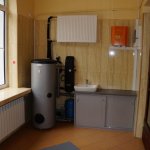 W celach pokazowych zamontowano umywalkę oraz grzejnik wykorzystujące podgrzana ciepłą wodę, natomiast energia elektryczna poprzez ukryty pod umywalką akumulator zasila zewnętrzne oświetlenie LED gabloty ekspozycyjnej oraz napisu z nazwą szkoły.