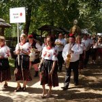 Korowód dożynkowy w drodze na część obrzędową