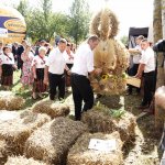 Ustawianie wieńców przed sceną