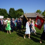 Korowód dożynkowy w drodze na Mszę Świętą