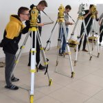 Uczniowie Zespołu Szkół Technicznych i Ogólnokształcących - Ćwiczenia geodezyjne 1