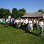 Korowód dożynkowy w drodze na Mszę Świętą