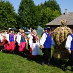 Korowód dożynkowy w drodze na Mszę Świętą