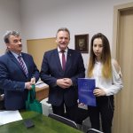 Starosta i Wicestarosta Buski z Laureatką Stypendium Sportowego