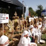 Wieńce dożynkowe przed sceną w asyście grupy Żeńcy ze Skalbmierza