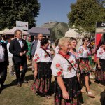 Korowód dożynkowy w drodze na część obrzędową