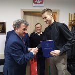 Wicestarosta Buski gratuluje Laureatowi Stypendium