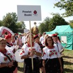 Korowód dożynkowy w drodze na część obrzędową