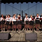 Część obrzędowa na scenie delegacja wieńcowa z Powiatu Buskiego ośpiewuje wieniec