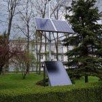 Instalacja modelowa przy Zespole Szkół Technicznych i Informatycznych w Busku-Zdroju_ została wykonana jako promocja odnawialnych źródeł energii oraz projektu zrealizowanego z dofinansowaniem szwajcarskim.