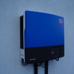 SOSW w Busku-Zdroju_ Założenia projektu nie dopuszczały możliwości wyprowadzenia wyprodukowanej energii poza sieć elektryczną budynku, dlatego zużycie odbywa się na bieżąco. Dotyczy to wszystkich instalacji fotowoltaicznych powstałych w ramach projektu.