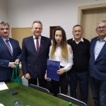 Członkowie Zarządu z Laureatką Stypendium Sportowego
