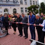 ZSTII w Busku-Zdroju prowadzi kształcenie na kierunku Technik Odnawialnych źródeł energii. Uczniowie tego kierunku wraz z przedstawicielami Ambasady Szwajcarii - Panem Dyrektorem Guido Beltranim, Starostą Buskim Jerzym Kolarzem oraz Dyrektorem ZSTII Sylwestrem Pałką dokonali symbolicznego przecięcia wstęgi przed wykonanym zestawem urządzeń.