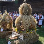 Wieniec dożynkowy reprezentujący Powiat Buski prezentowany przez KGW ze Starego Korczyna w Gminie Nowy Korczyn