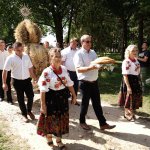 Korowód dożynkowy w drodze na część obrzędową