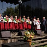 Część obrzędowa na scenie m. in. Starostowie dożynek oraz Marszałek Województwa Świętokrzyskiego
