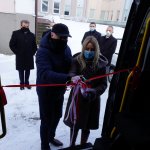 Przecięcie wstęgi przez Pana Tomasza Łukawskiego - Kierownika Warsztatów Terapii Zajęciowej przy Domu Pomocy Społecznej w Gnojnie oraz przez Panią Renatę Szymańską – Gałązka - Dyrektora Domu Pomocy Społecznej w Gnojnie
