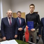 Starosta i Wicestarosta Buski z Laureatem Stypendium Sportowego Starosty Buskiego