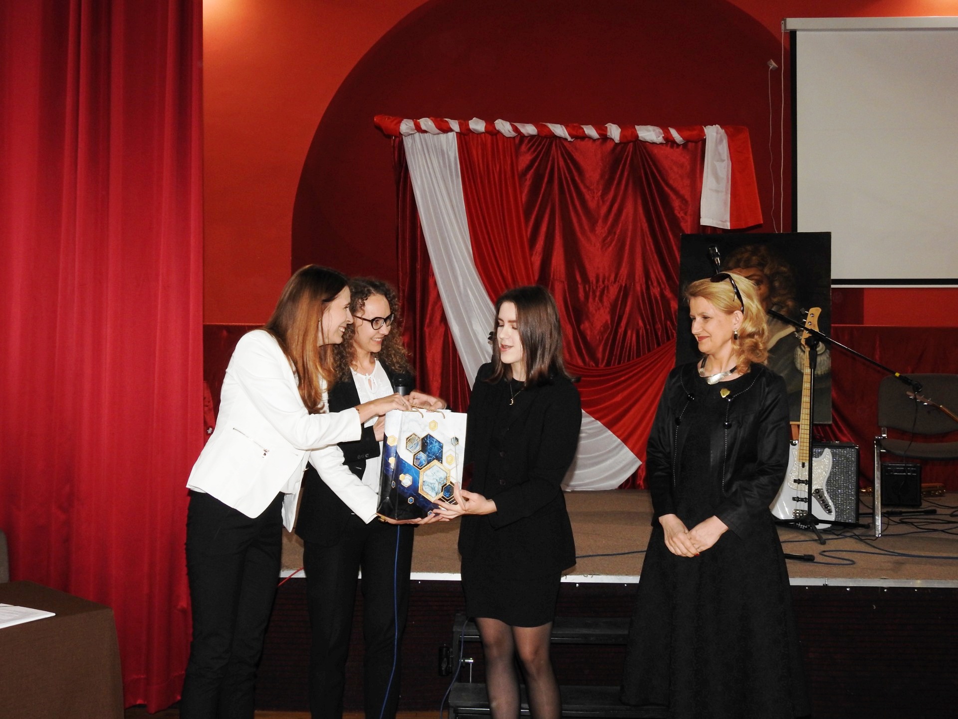 Uczennica Alicja Orkisz odbiera gratulacje od dyrektora Szkoły