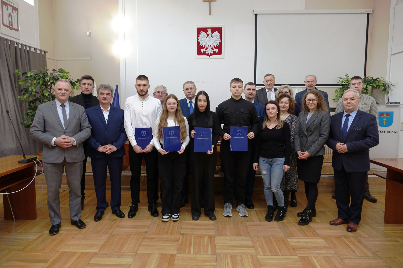 Zarząd Powiatu wraz z Stypendystami i Nagrodzonymi oraz Trenerami Rodzicami i Dyrektorami Szkół