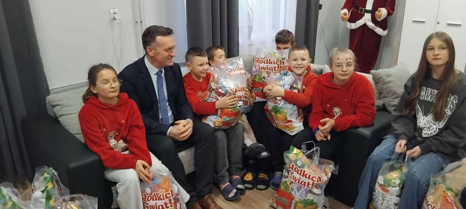 Mikołajkowa wizyta w Placówce Opiekuńczo-Wychowawczej w Winiarach