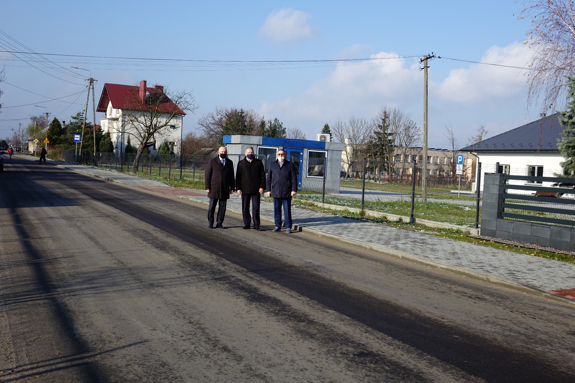 Na wyremontowanej drodze w miejscowości Kołaczkowice gmina Busko-Zdrój