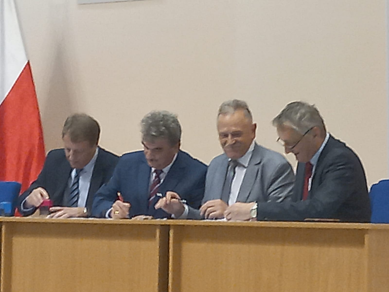 Podpisanie umowy o dofinansowanie, od lewej Skarbnik Artur Polniak, Wicestarosta Stanisław Klimczak, Starosta Jerzy Kolarz, Wojewoda Świętokrzyski Zbigniew Koniusz