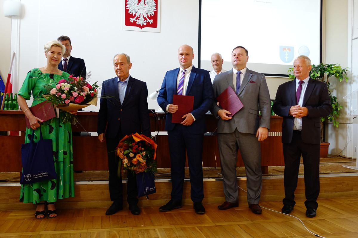 Przewodniczący Rady Powiatu oraz ustępujący i nowo powołani dyrektorzy ZSTiO i SOSW w Broninie