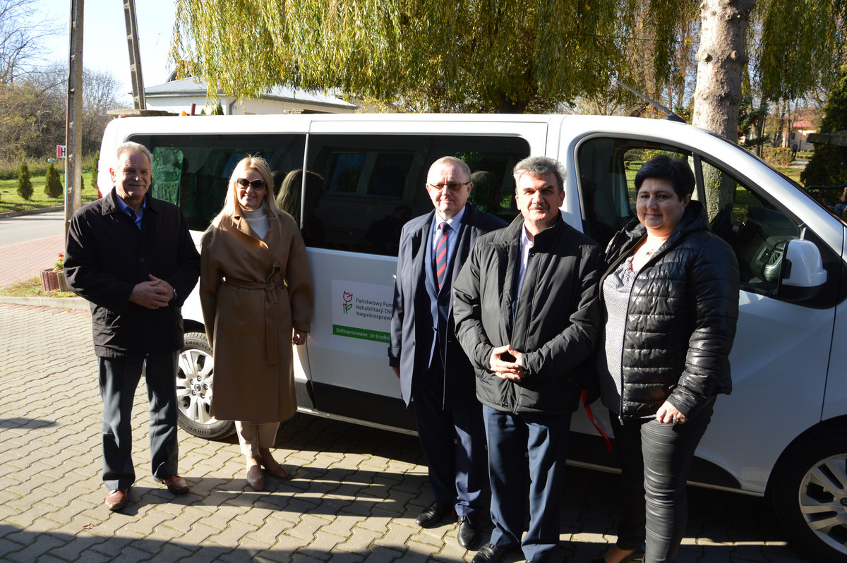 Dyrektor PFRON w Kielcach – Andrzej Michalski, Starosta Buski – Jerzy Kolarz, Wicestarosta Buski – Stanisław Klimczak, Dyrektor PCPR w Busku – Zdroju – Aneta Chwalik, Dyrektor DPS Gnojno – Renata Szymańska – Gałązka.