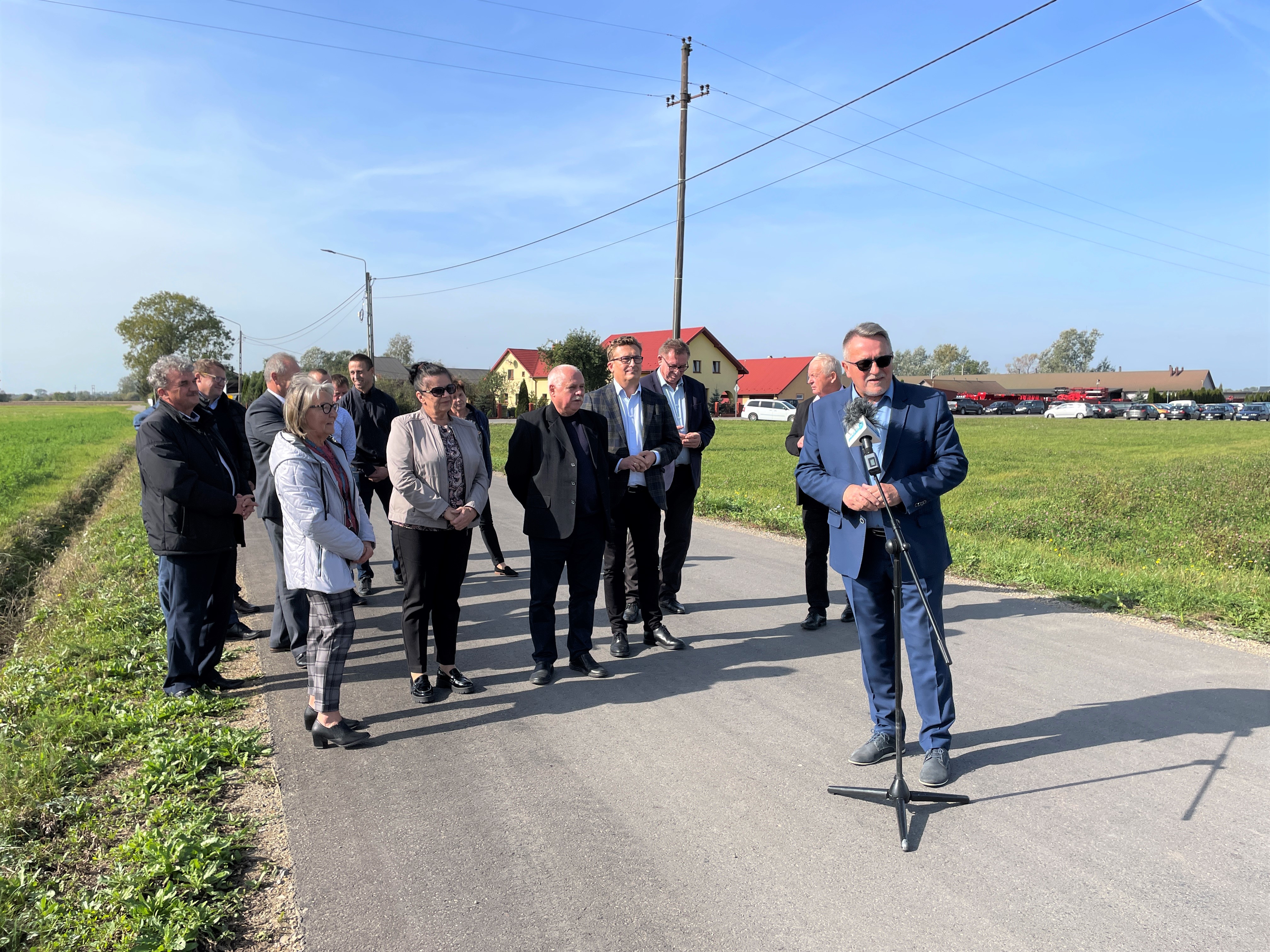 Na zdjęciu od lewej: Stanisław Klimczak Wicestarosta Buski, Piotr Kwiczlich Przedstawiaciel firmy DYLMEX, Teresa Krupska Radna Rady Powiatu, Krzysztof Kłap Kierownik Budowy Firma DYLMEX, Stanisława Witkowska Radna Rady Gminy w Nowym Korczynie, Mieszkanka miejscowości, Krzysztof Wojtaś Radny Rady Powiatu, Paweł Zagaja Burmistrz Miasta i Gminy Nowy Korczyn, Adam Pałys Wójt Gminy Solec – Zdrój, Andrzej Gądek Przewodniczący Rady Powiatu, Krzysztof Tułak Dyrektor PZD