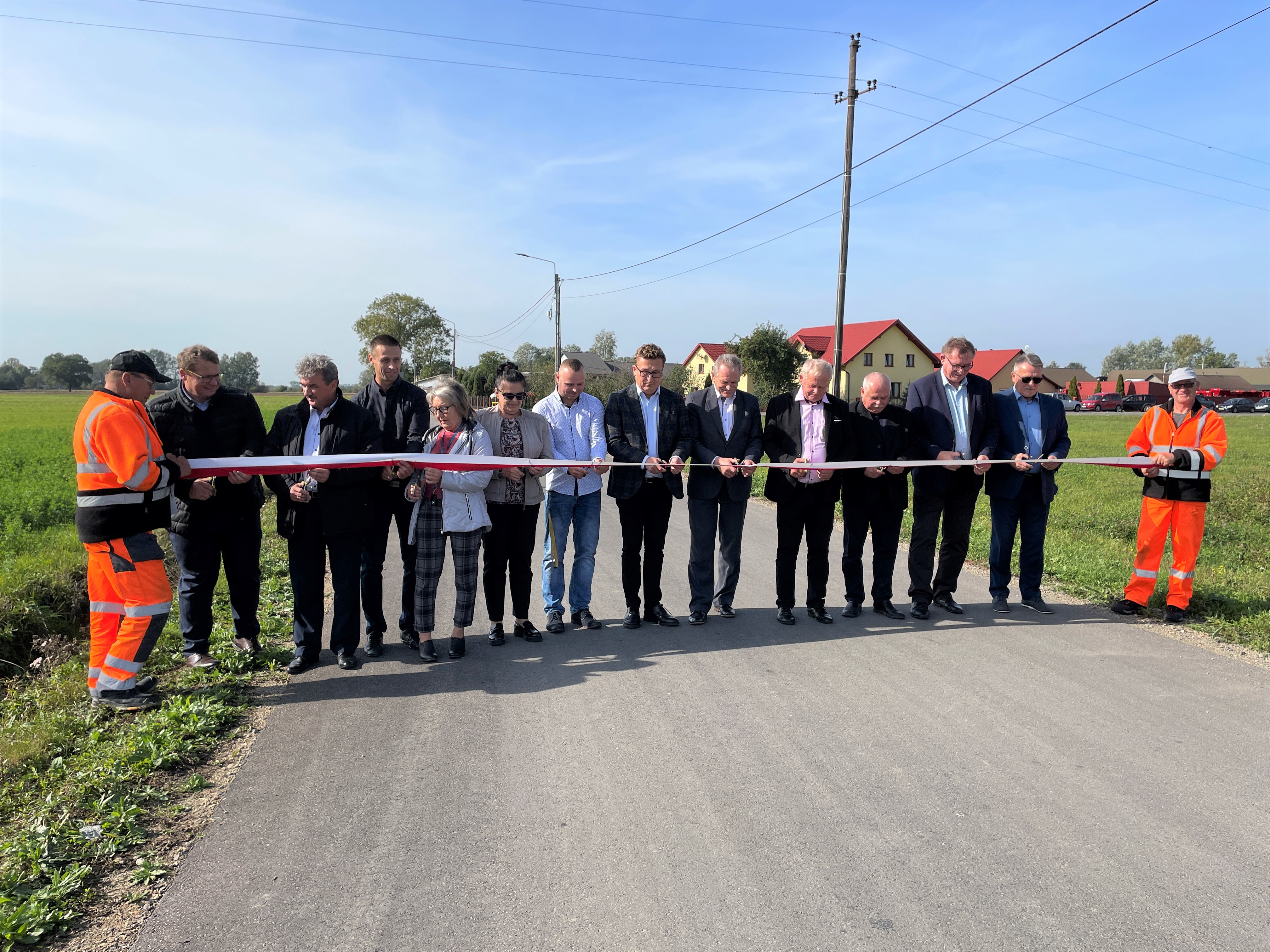 Na zdjęciu od lewej: Piotr Kwiczlich Przedstawiaciel firmy DYLMEX, Stanisław Klimczak Wicestarosta Buski, Krzysztof Kłap Kierownik Budowy DYLMEX, Teresa Krupska Radna Rady Powiatu, Radna Rady Miejskiej, Tomasz Walasek Podwykonawca, Paweł Zagaja Burmistrz Miasta i Gminy Nowy Korczyn, Jerzy Kolarz Starosta Buski, Andrzej Gądek Przewodniczący Rady Powiatu, Krzysztof Wojtaś Radny Rady Powiatu, Adam Pałys Wójt Gminy Solec – Zdrój, Krzysztof Tułak Dyrektor PZD 