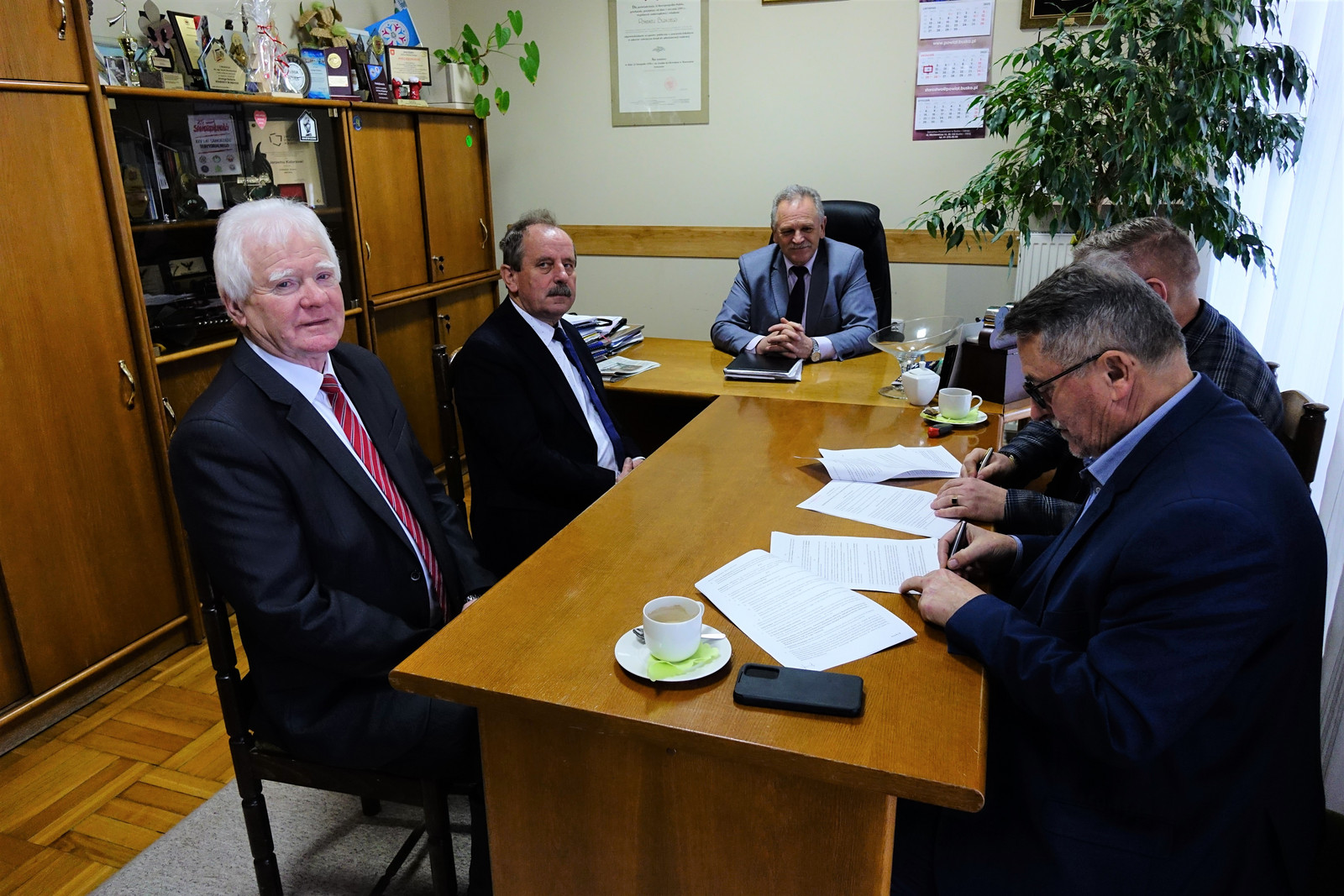 Podpisanie umowy, na zdjęciu widoczni od lewej strony Burmistrz M. i G. Stopnica R. Zych, Radny Powiatowy T. Jewiarz, Starosta Buski J. Kolarz, Dyrektor PZD K. Tułak