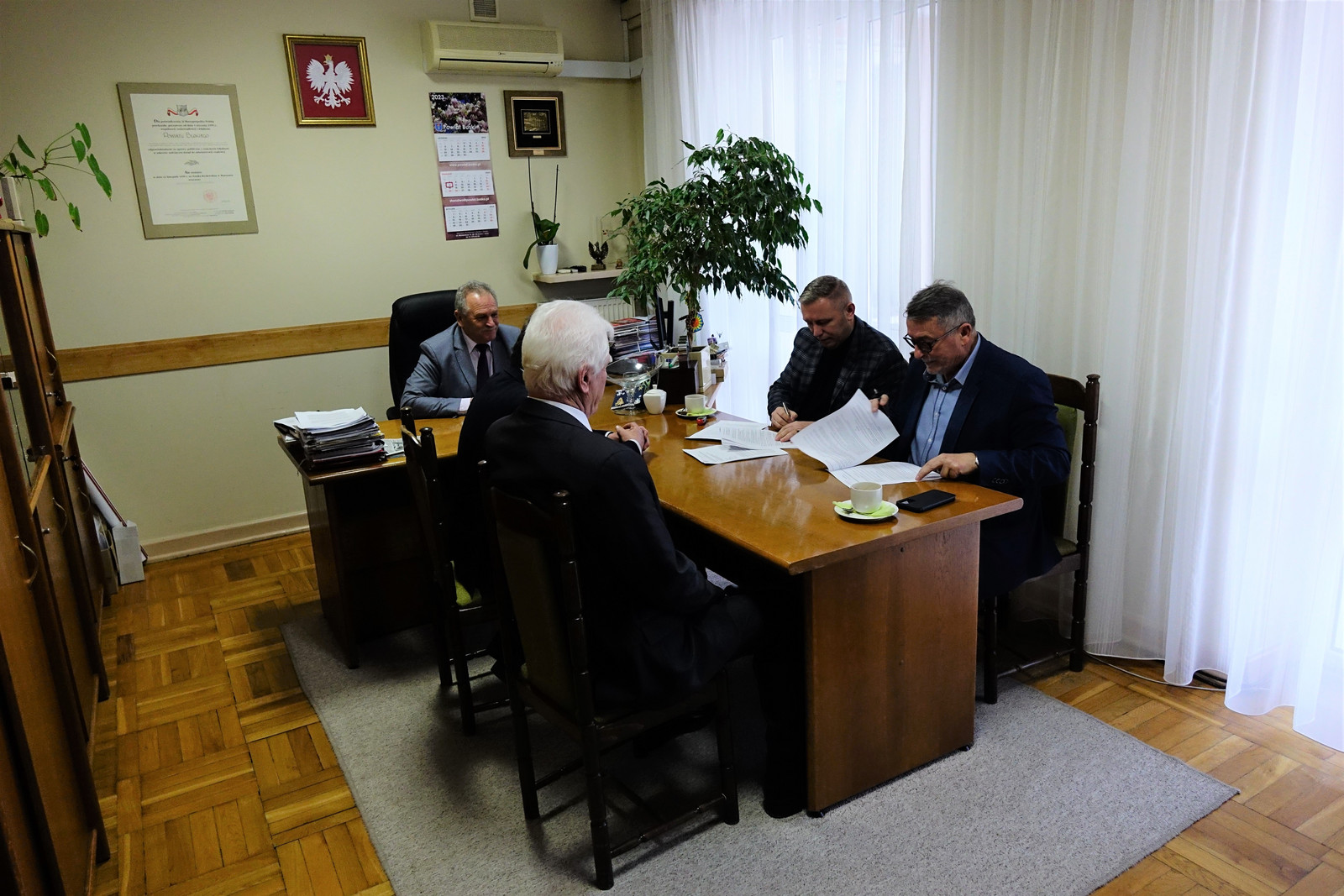 Podpisanie umowy, na zdjęciu widoczni od lewej strony Burmistrz M. i G. Stopnica R. Zych, Starosta Buski J. Kolarz, przedstawiciel Wykonawcy P. Cieśla, Dyrektor PZD K. Tułak