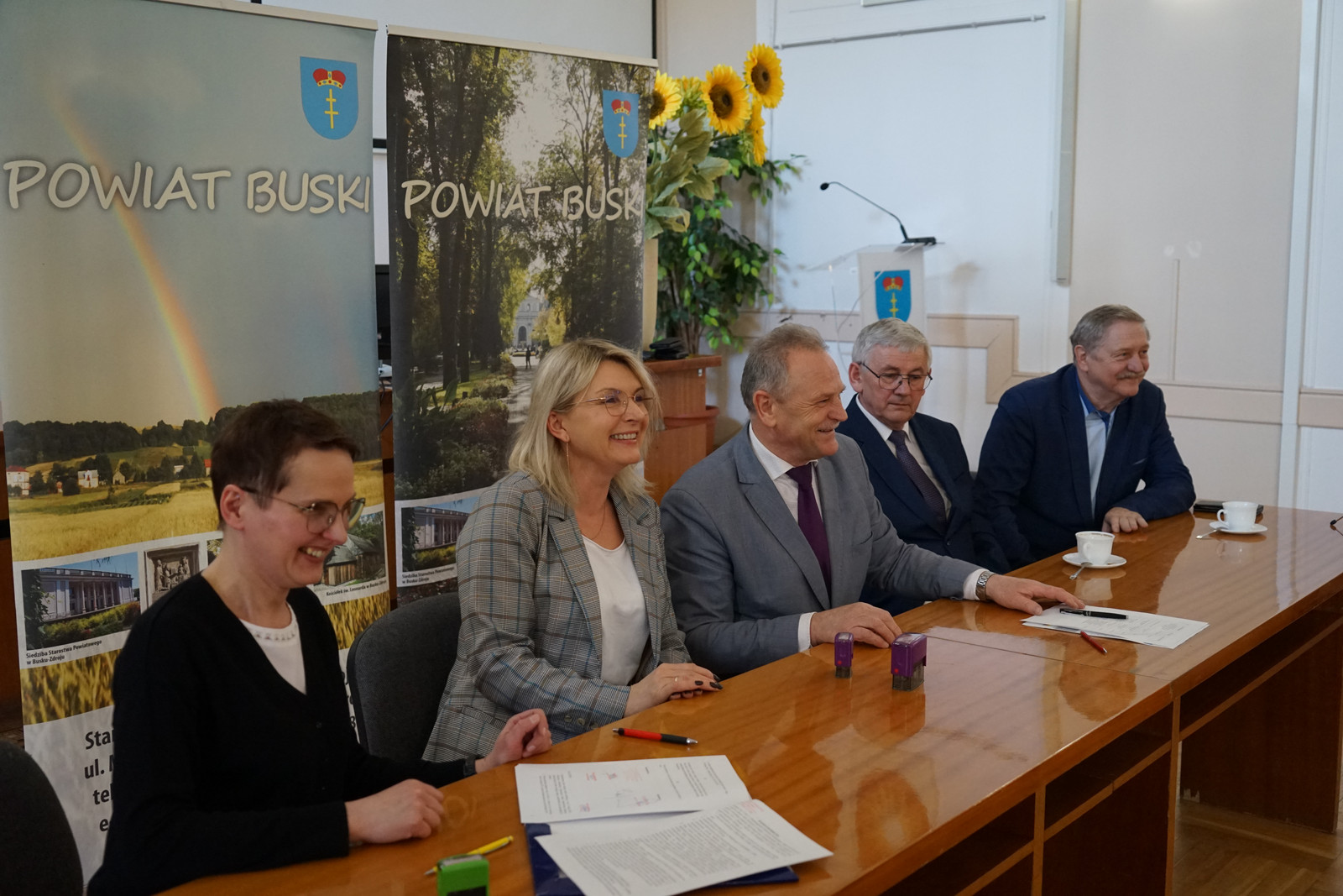 Jerzy Kolarz Starosta Buski i Członkowie Zarządu Powiatu podczas podpisywania umowy ze Stwarzyszeniem na rzecz Potrzebujących Wielki Grosz