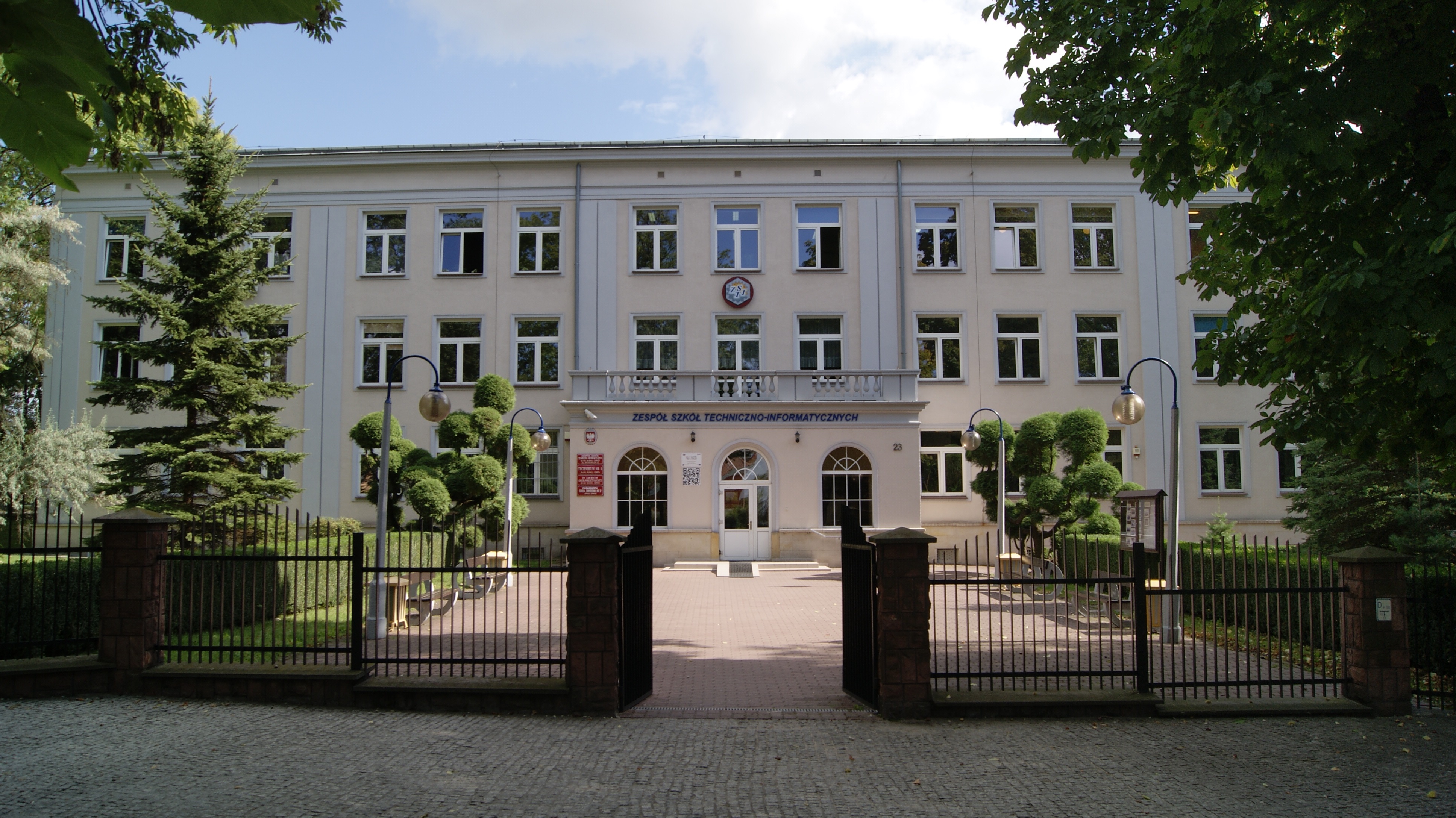 Budynek szkoły - Zespół Szkół Techniczno-Informatycznych w Busku-Zdroju przy al. Mickiewicza 23 