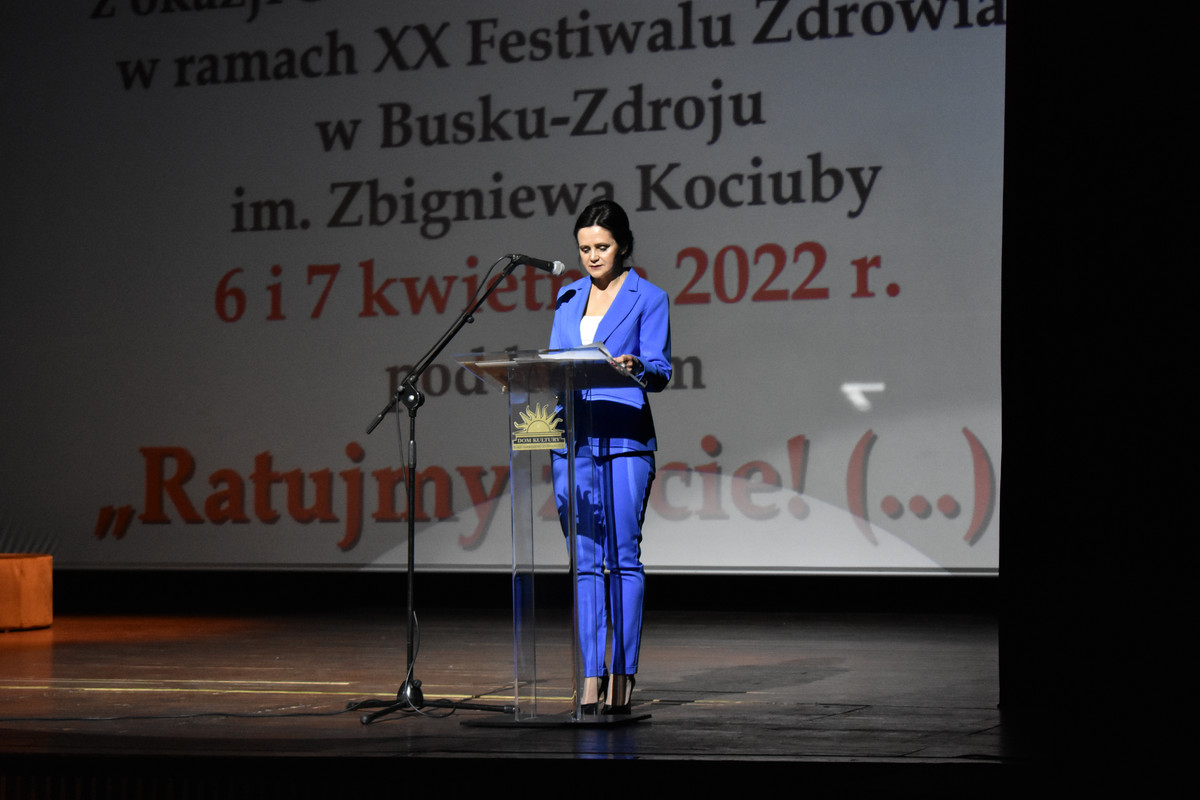 Prowadząca konferencję Irena Sobieraj wizytator Kuratorium Oświaty w Kielcach