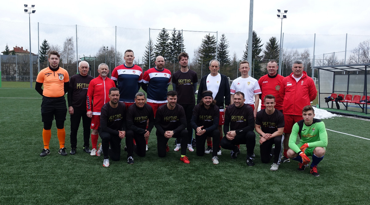 Sędziowie meczu z zawodnikami oraz Pectus Football Team