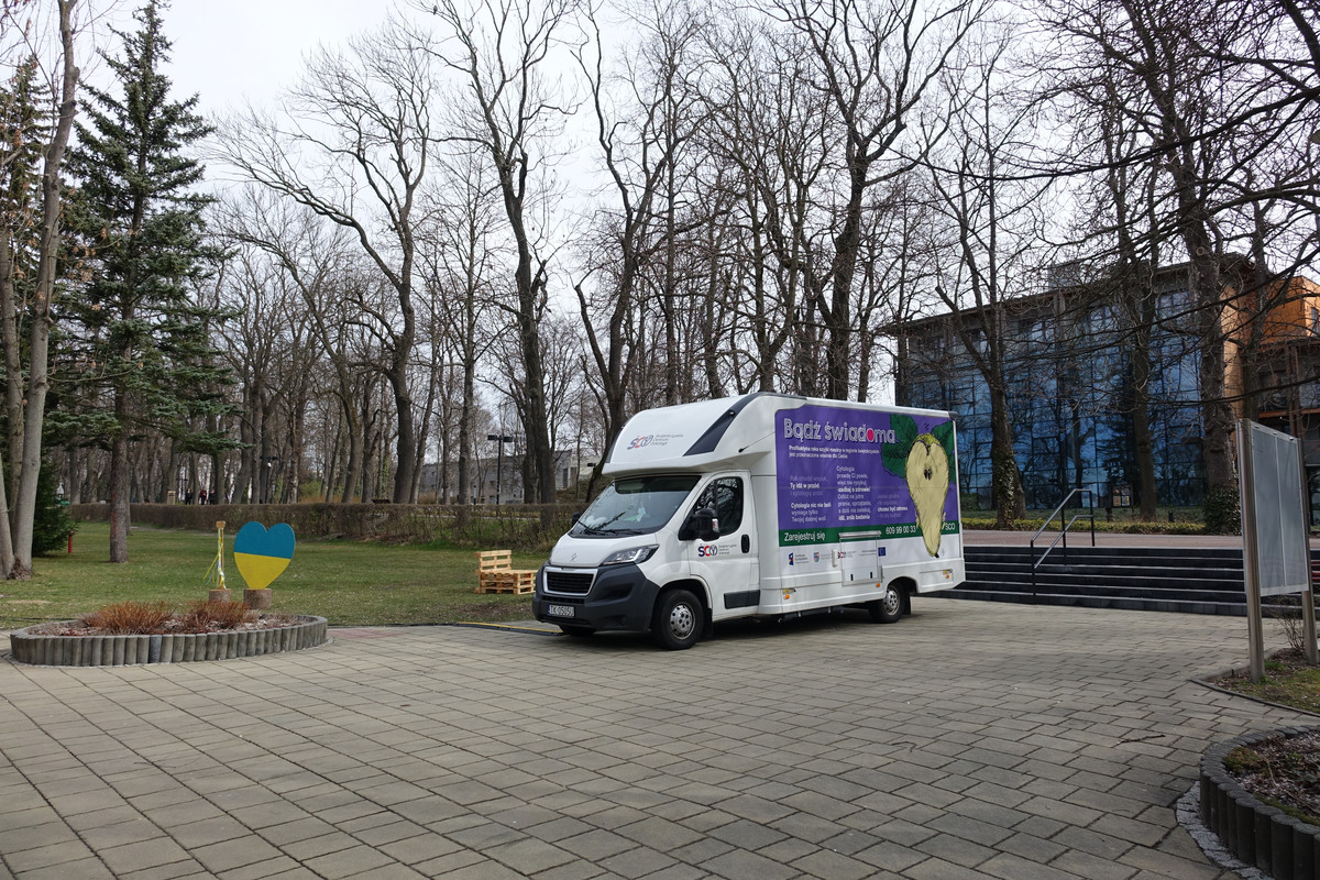 Cytobus przed Buskim Samorządowym Centrum Kultury